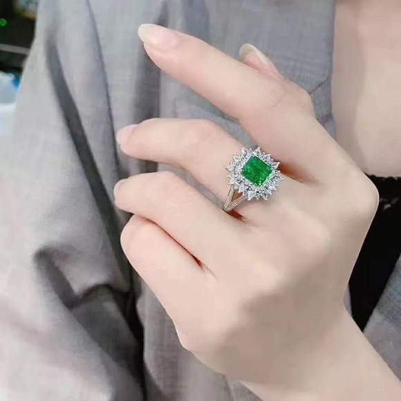 New Women’s 925 Silver Luxury Emerald Ring - Picture 2 of 4
